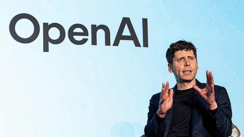 Sam Altman, CEO da OpenAI, em uma apresentação, com um fundo que destaca a fundação da empresa em 2015 como organização sem fins lucrativos (Foto: Reprodução)