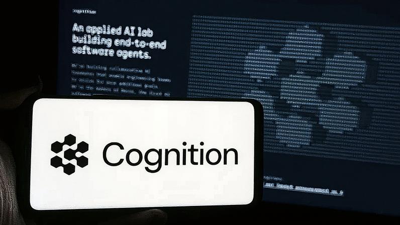 Homem segura um smartphone com o logotipo da empresa de inteligência artificial Cognition AI Inc. em frente a um site (Foto: Reprodução)