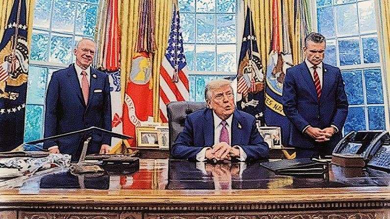 Donald Trump assina uma ordem executiva no Despacho Oval, acompanhado pelo secretário de Defesa, Pete Hegseth (Foto: Reprodução)