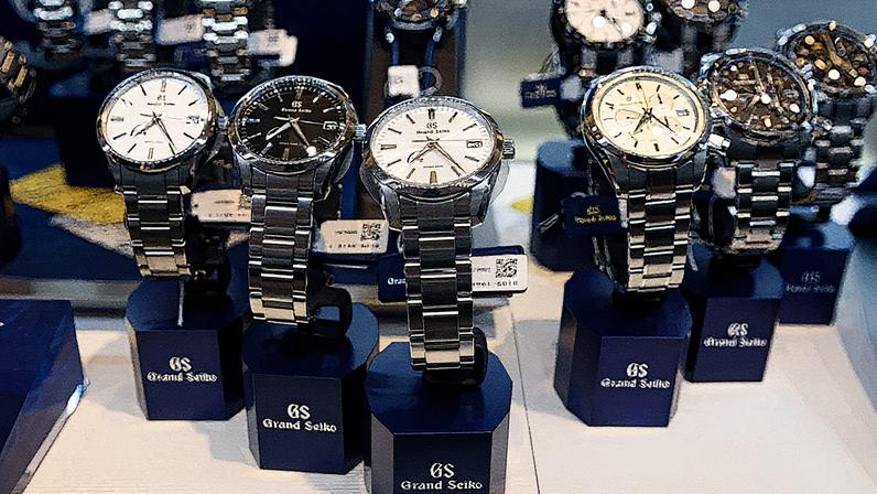 Modelos de relógios premium da marca Grand Seiko em exibição, destacando o apelo da marca japonesa no mercado de luxo (Foto: Reprodução)