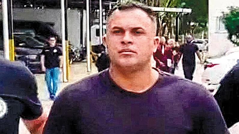 Agente penal José Rodrigo da Silva Ferrarini sendo preso após se apresentar na Cidade da Polícia (Foto: Reprodução)