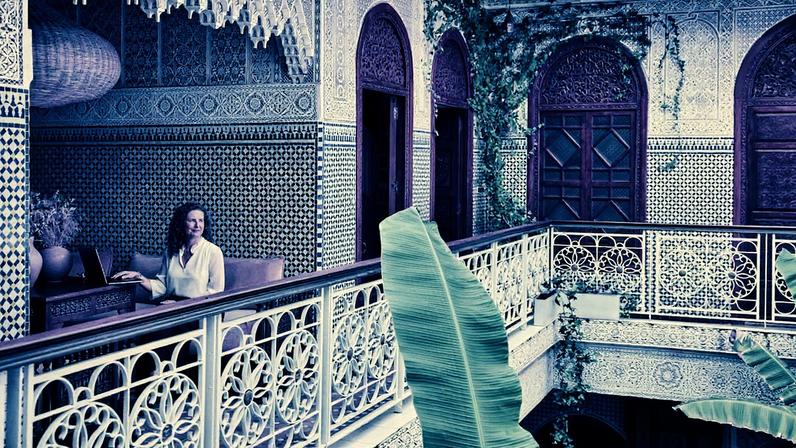 Turistas preferem planejar suas viagens com a ajuda de pessoas dedicadas, mesmo com o avanço dos assistentes de IA (Foto: Reprodução)