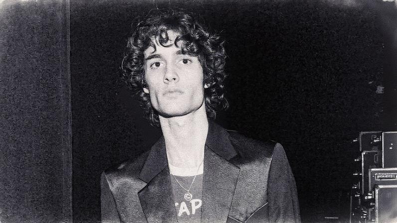 Sombr's "Undressed" alcança o primeiro lugar na parada Hot Rock & Alternative Songs, sendo sua primeira conquista e a primeira nova liderança em 55 semanas (Foto: Reprodução)