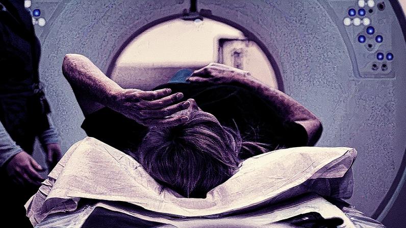 Paciente durante exame de tomografia computadorizada (Foto: Reprodução)