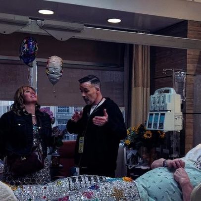 Elton John surpreende fãs com foto de hospital e elogiados gessos brilhantes