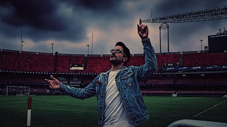 Cantor Gabriel Guedes lança EP com o clipe "Mais Rico do Mundo", gravado no MorumBis (Foto: Reprodução)