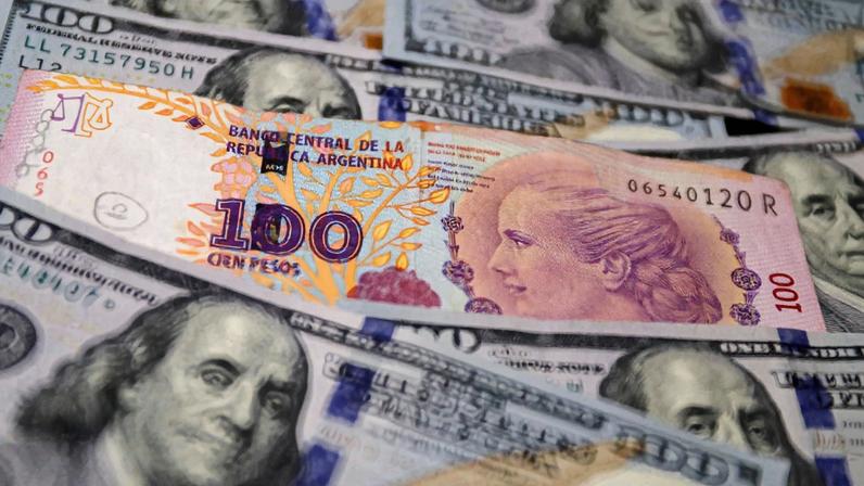 Cédulas de 100 pesos e 100 dólares dispostas lado a lado (Foto: Reprodução)