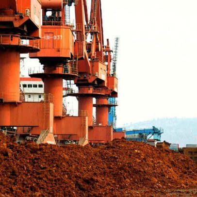 Mineradora brasileira de terras raras fecha parceria com fornecedor do governo dos EUA