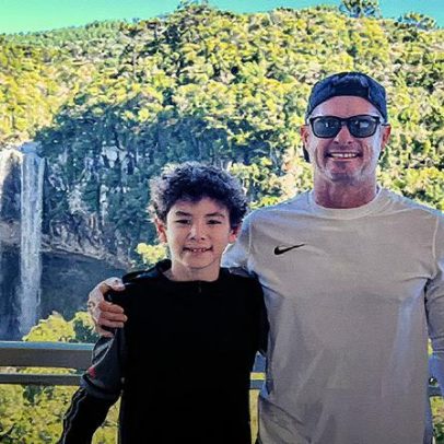 Americano leva filho à mata para 'desintoxicação' de eletrônicos em SC
