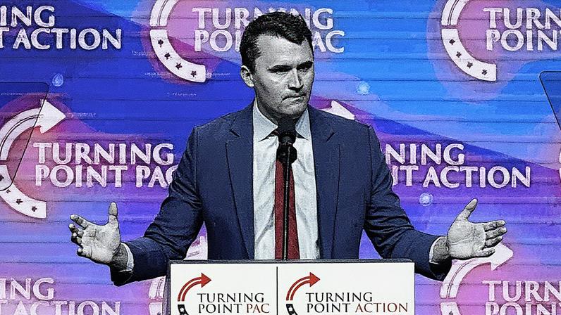 Charlie Kirk, fundador da Turning Point USA, fala durante um comício em Las Vegas (Foto: Reprodução)