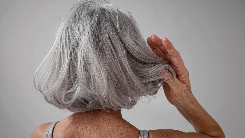 Cabelos brancos caracterizam o processo de envelhecimento (Foto: Reprodução)
