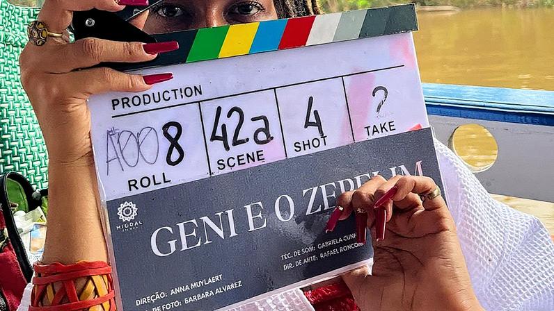 A atriz Ayla Gabriela durante as filmagens de 'Geni e o Zepelim' em um barco na Amazônia (Foto: Reprodução)