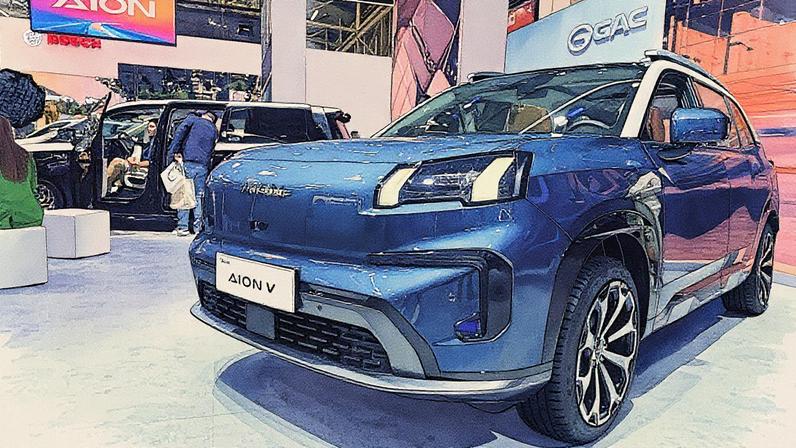 Carro Aion V em exibição no estande da GAC durante o salão automotivo IAA Mobility em Munique, Alemanha (Foto: Reprodução)