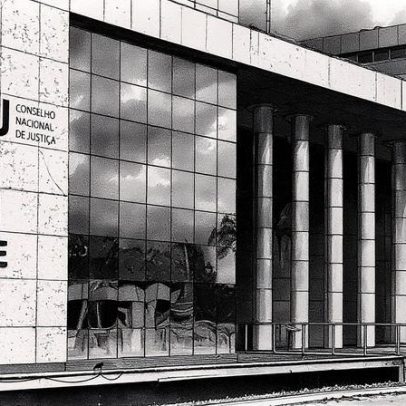 A aposentadoria compulsória é esclarecida como medida administrativa e não punitiva