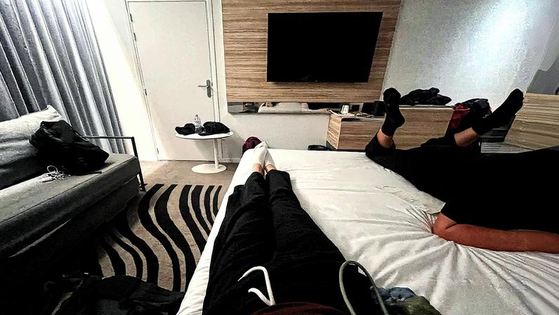 Brasileira e companheira de quarto posam em hotel em Paris, enquanto homem dorme no sofá (Foto: Reprodução)