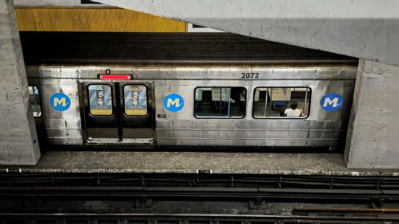 Metrô do Rio em operação, com passageiros aguardando no trem (Foto: Reprodução)