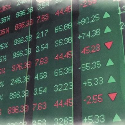 Ações nos EUA caem enquanto ouro atinge novo recorde acima de US$ 3.755