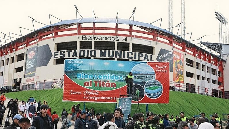 Fachada do Estádio Municipal de El Alto e campo de jogo (Foto: Reprodução)