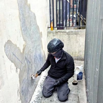 Mural de Banksy que critica a Justiça é borrado em ato de vandalismo