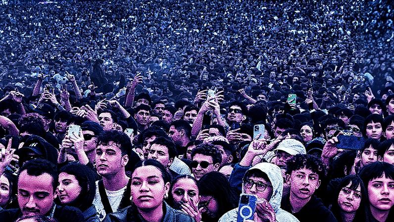 Público enfrenta chuva e tempo frio durante show de Mc Cabelinho (Foto: Reprodução)
