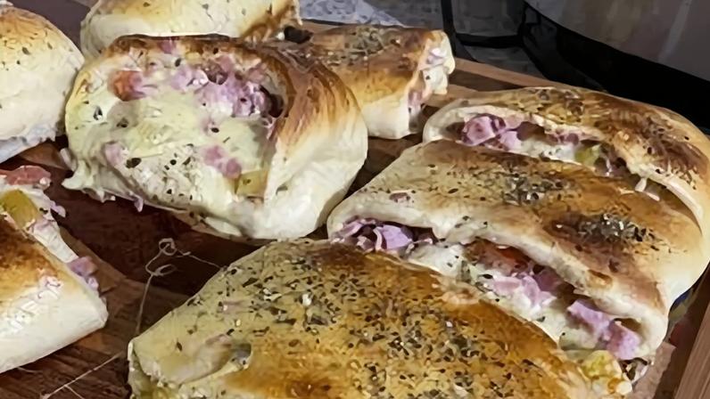 Massa de pão recheada com presunto e queijo (Foto: Reprodução)