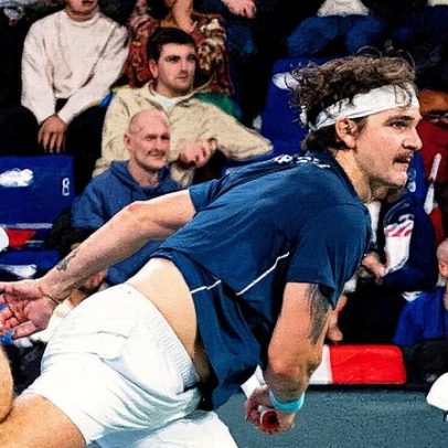 Tsitsipas vence Wild novamente e empata duelo na Copa Davis
