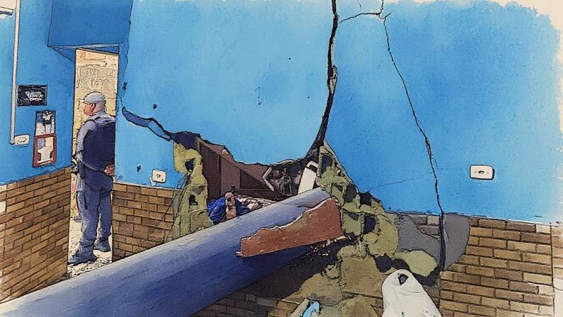 Mulher foi vítima de um acidente ao ser esmagada por tubulação que caiu sobre sua casa em Mauá (Foto: Reprodução)