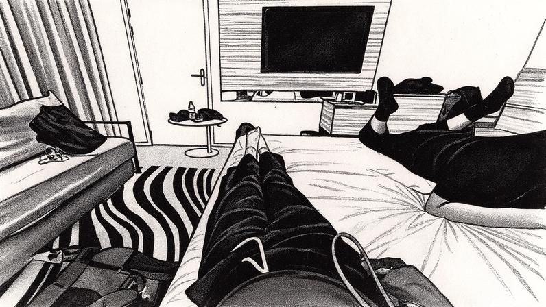 Brasileira e companheira de quarto em hotel em Paris, com um homem dormindo no sofá (Foto: Reprodução)