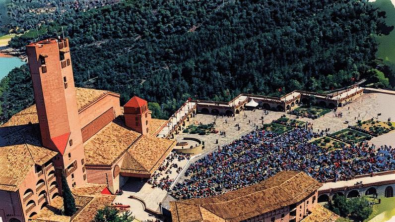 Vista aérea de uma celebração religiosa no santuário do Opus Dei em Torreciudad, Huesca (Foto: Reprodução)