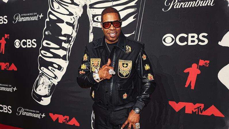 Busta Rhymes recebe o Rock the Bells Visionary Award durante os MTV VMAs de 2025 e compartilha conselhos para jovens rappers (Foto: Reprodução)
