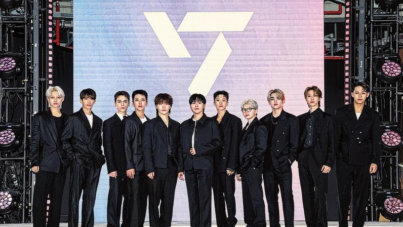 Fãs do SEVENTEEN ficaram feridos em um show recente devido a fogos de artifício defeituosos, e a Pledis Entertainment emitiu um pedido de desculpas (Foto: Reprodução)