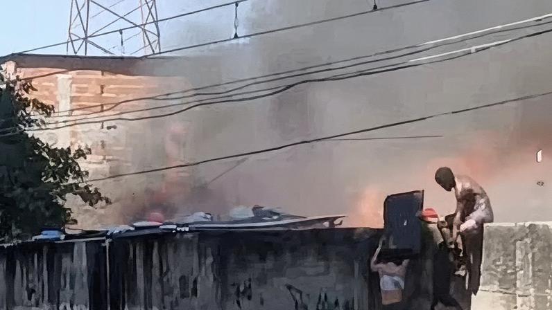 Incêndio às margens da linha férrea em Irajá (Foto: Reprodução)