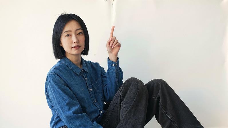 Im Youngzoo explora o comportamento humano em sua instalação de vídeo Calming Signal, criada para a Frieze Seoul (Foto: Reprodução)