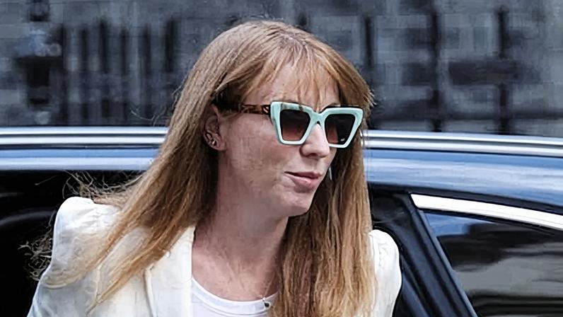 Angela Rayner chega a Downing Street (Foto: Reprodução)