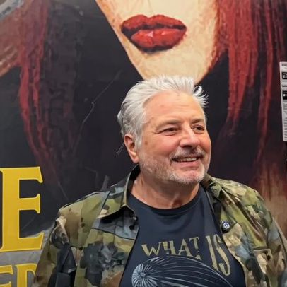 Mocidade homenageia Rita Lee no carnaval com visita de Roberto de Carvalho ao barracão