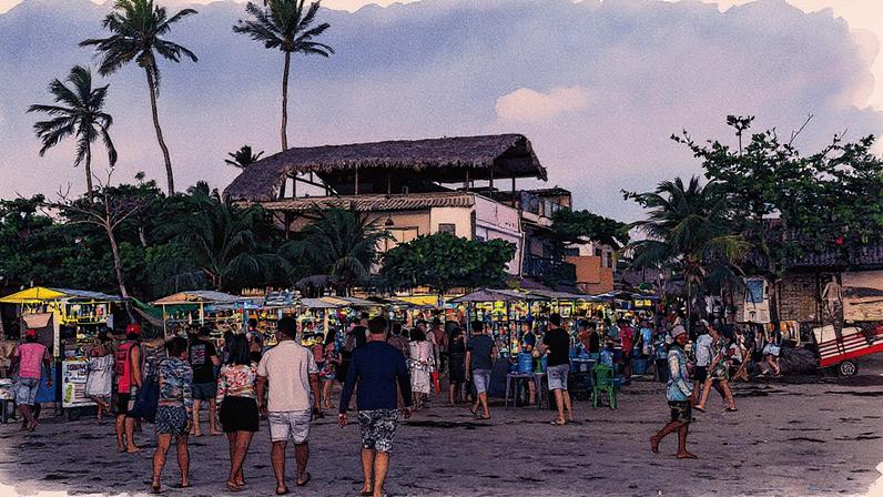 Movimentação de turistas durante o final de tarde na praia principal da Vila de Jericoacoara, em Jijoca de Jericoacoara, litoral do Ceará (Foto: Reprodução)