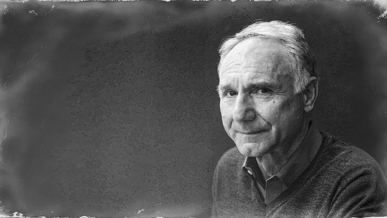 Escritor Dan Brown retratado em sua casa em New Hampshire (Foto: Reprodução)