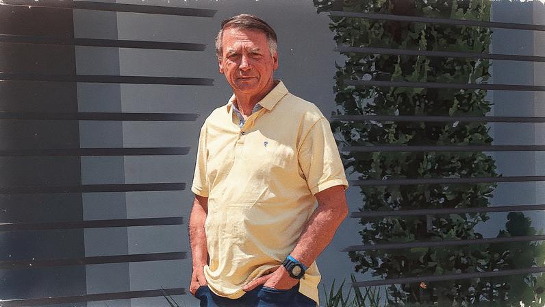 Ex-presidente Jair Bolsonaro cumpre prisão domiciliar na garagem de sua casa durante o segundo dia do julgamento na Primeira Turma (Foto: Reprodução)