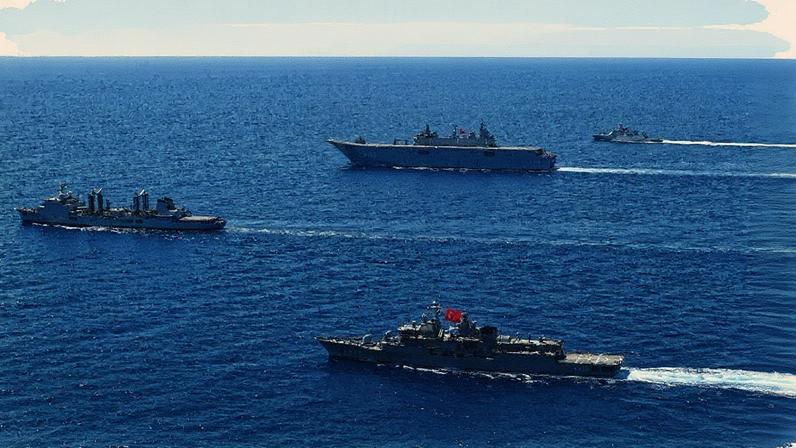 Barcos militares turcos participam de manobras nesta terça-feira, conforme imagem do Ministério de Defesa da Turquia (Foto: Reprodução)