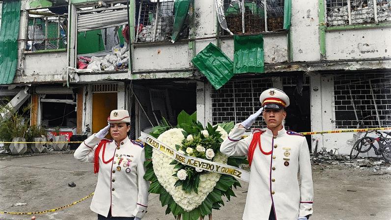 Membros da Escola Militar Colombiana fazem uma saudação em homenagem às vítimas de um atentado após uma explosão de bomba em Cali, Colômbia (Foto: Reprodução)