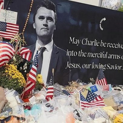 Serviço memorial de Charlie Kirk será realizado em estádio no Arizona
