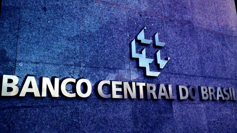 Descubra as projeções do Banco Central sobre o IPCA. O Relatório de Política Monetária indica que a inflação deve permanecer acima do centro da meta (3%). Foto por: Marcelo Camargo - Agência Brasil