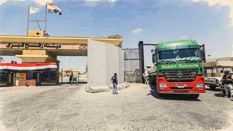 Caminhão retorna ao Egito através da passagem de Rafah após ser recusado na entrada em Gaza (Foto: Reprodução)