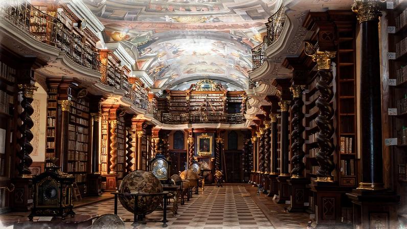 Interior da Biblioteca Barroca no Klementinum, em Praga, com estantes repletas de livros e detalhes arquitetônicos elaborados (Foto: Reprodução)