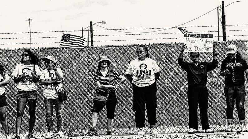 Protesto contra a instalação de um centro de detenção em El Paso, Texas, em 17 de agosto (Foto: Reprodução)