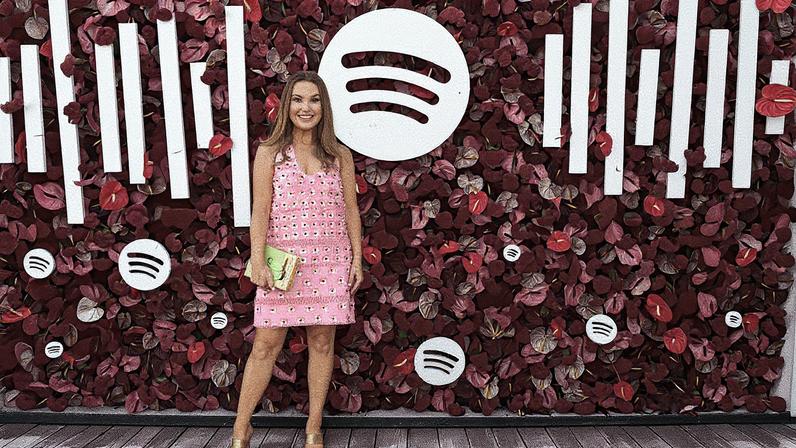 Diretora de relações públicas da Spotify, Dustee Jenkins, em evento (Foto: Reprodução)