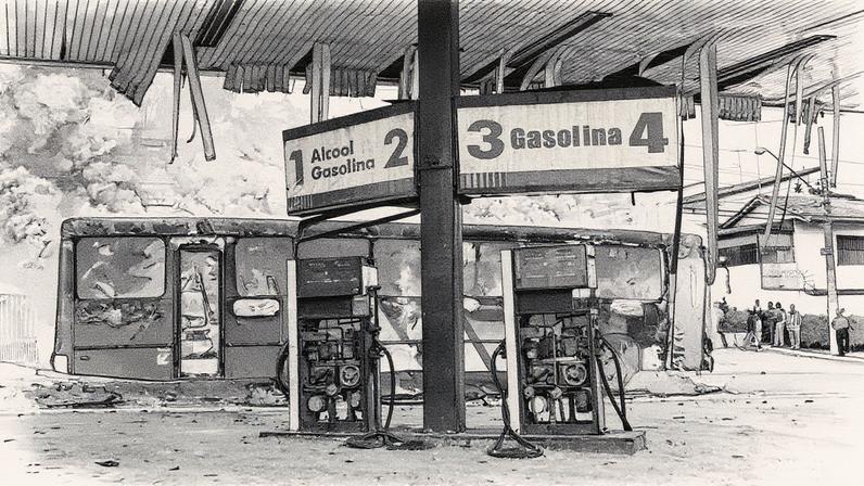 Ônibus incendiado na Estrada do Alvarenga, zona sul de São Paulo, durante os ataques do PCC em maio de 2006 (Foto: Reprodução)