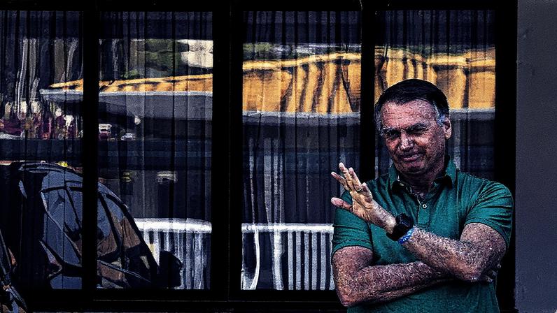 Jair Bolsonaro em prisão domiciliar em Brasília (Foto: Reprodução)