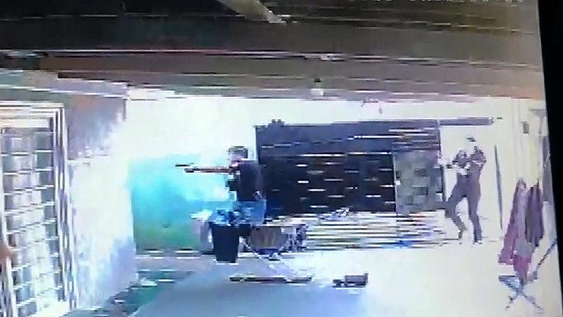 Homem é preso em flagrante pela polícia em sua residência (Foto: Reprodução)