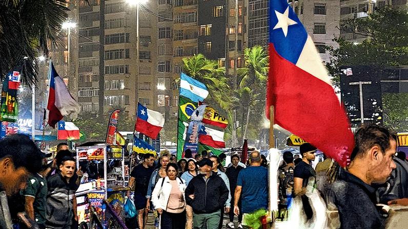 Ambulantes com bandeiras do Chile lotam o calçadão da Avenida Atlântica, em Copacabana (Foto: Reprodução)